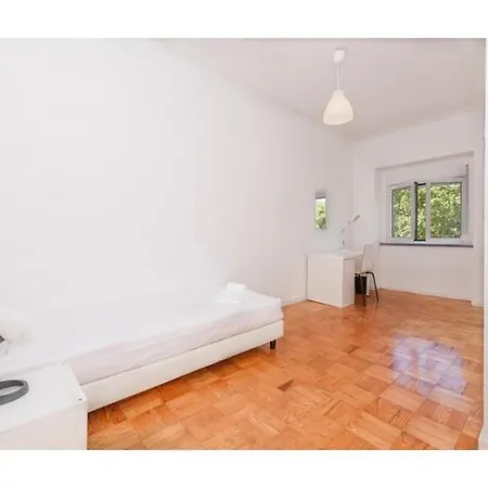 Houze Spacious 4-Bedroom Flat Near Lisbon Zoo *